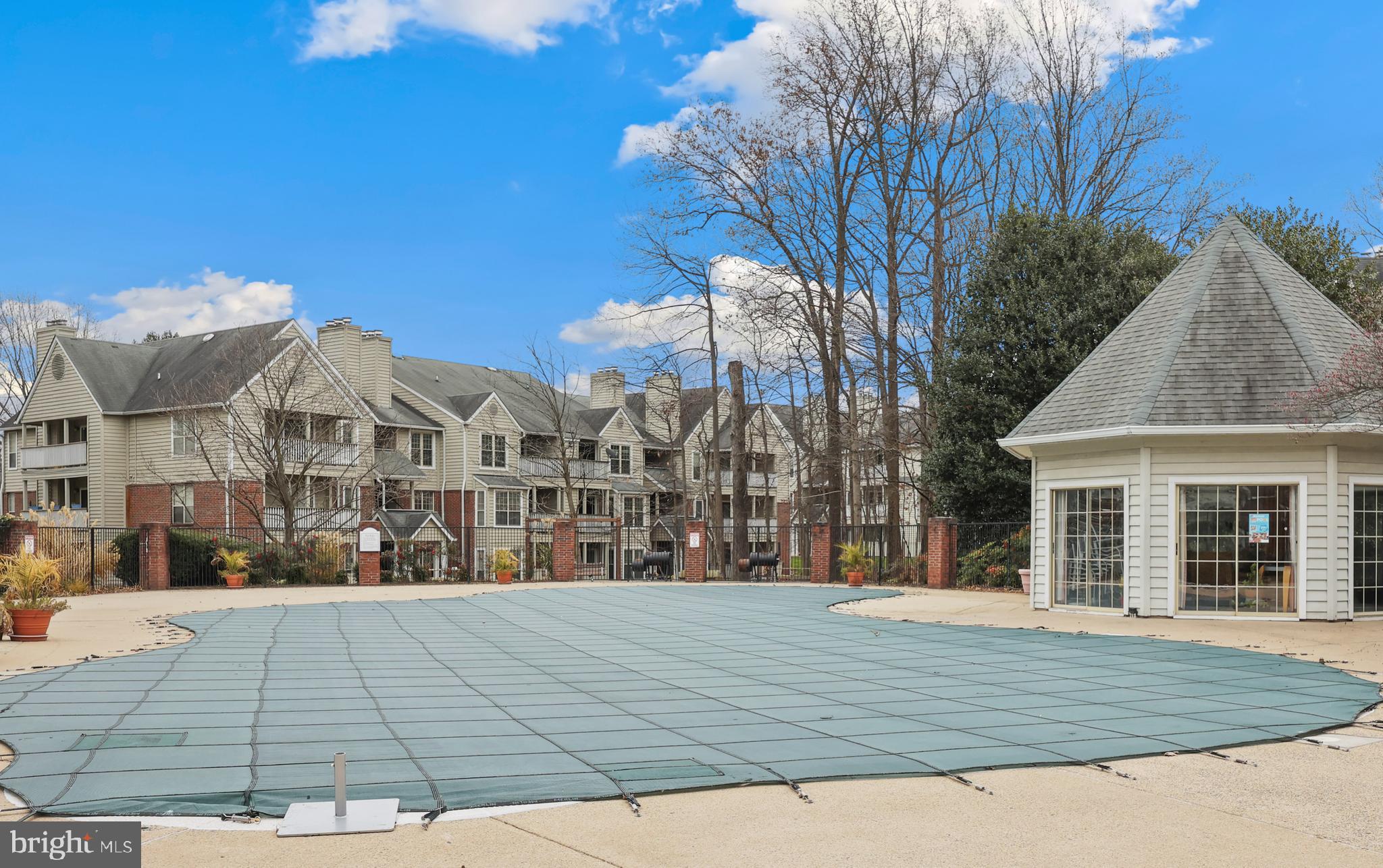 PENDERBROOK SQUARE CONDOMINIUMS - Residential