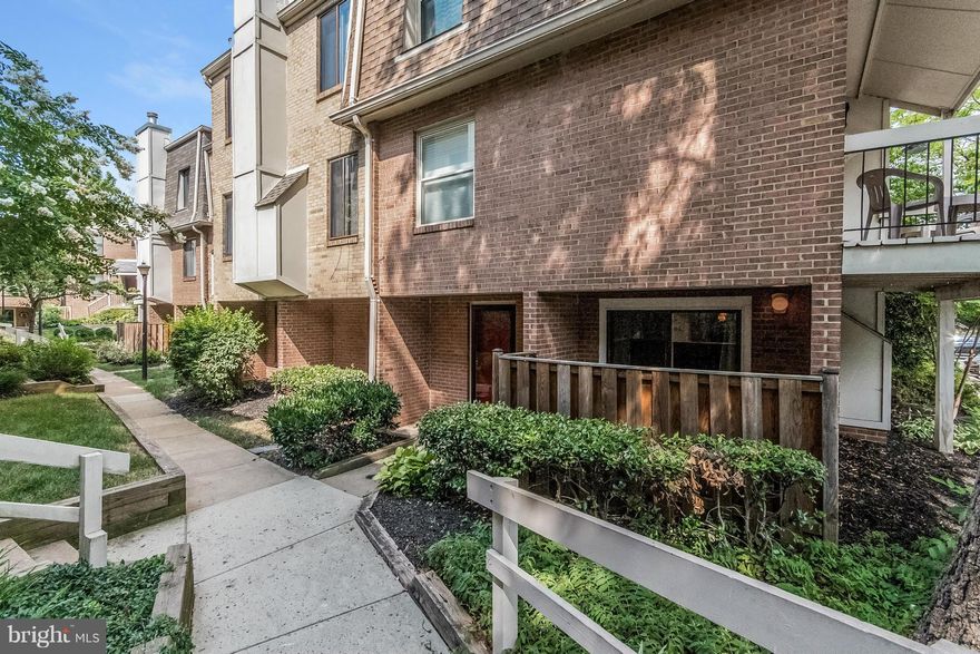Recently renovated 2-bed, 2-bath unit, w/ hardwood floors, natural light, walk-in closet, huge laundry/utility/storage room, private patio, assigned parking. Metro Bus, DASH and I-395 nearby. Only 6.5 miles to Downtown DC, 3 miles to Old Town Alexandria. Bradlee and Shirlington Village Shops, CVS, Safeway, The Fresh Market, U.S. Post Office, Harris Teeter are close. HMS homewarranty ins. offered.