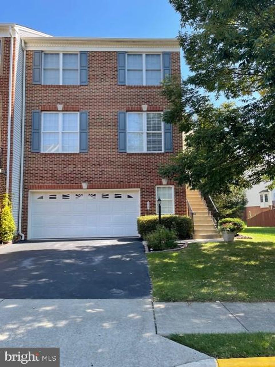 END TOWNHOME IN PURCELLVILLE RIDGE ! TASTEFULLY DECORATED  townhome has a 3-story bump out adding incredible space. Sunny LR & DR features crown moldings and chair rail. FR w/sun room extension, kitchen w/breakfast bar, cherry cabs, stainless appliances!. Huge MBR w/sitting room, large walk in closet, and luxury  bath w/soaking tub, double vanities !! Location in town affords easy access to shopping, schools, restaurants and commuter corridors !! This wont last long !