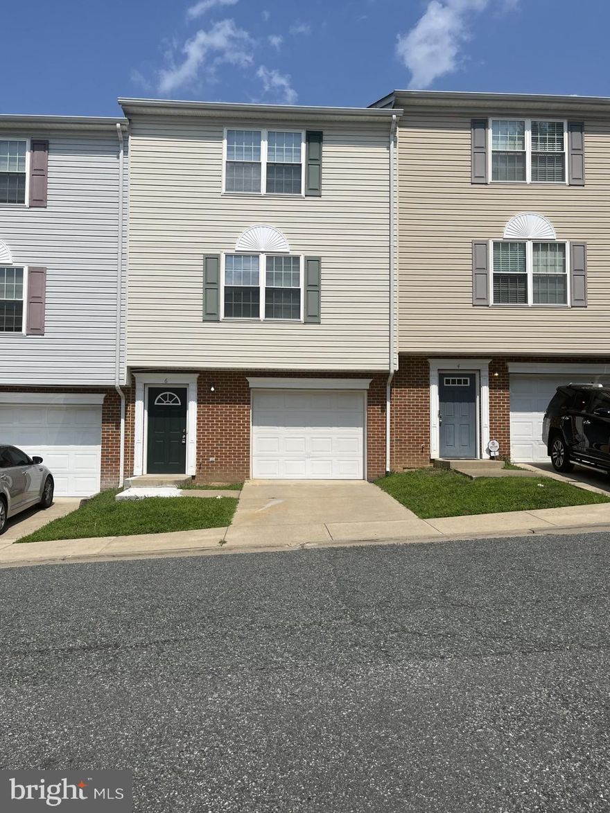 Located in the heart of Stafford County, this home is convenient to both I-95 and Route 1. It is just minutes from the Embrey Mill Town Center. At the same time, you feel nestled away from the beaten path.