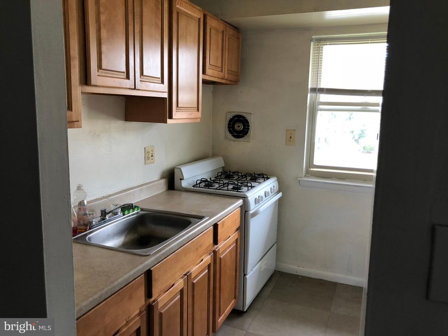 MULTI-USE APARTMENT BUILDING IN FREDERICKSBURG CITY. CURRENTLY, 6 RESIDENTIAL UNITS, COULD BE 4 RESIDENTIAL UNITS AND 2 COMMERCIAL UNITS, WITH COMMERCIAL ON THE FIRST FLOOR.
BRICK CONSTRUCTION, PARKING LOT, CORNER LOCATION--PRINCESS ANNE AND PELHAM ST.

6-7 PARKING LOT SPACES AND DUMPSTER LOCATION.