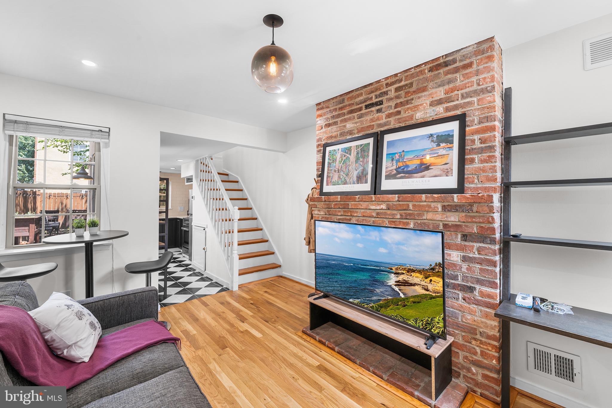 112 MONTGOMERY STREET W