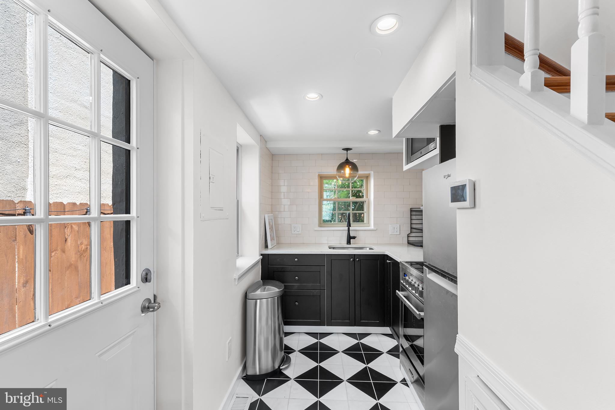 112 MONTGOMERY STREET W
