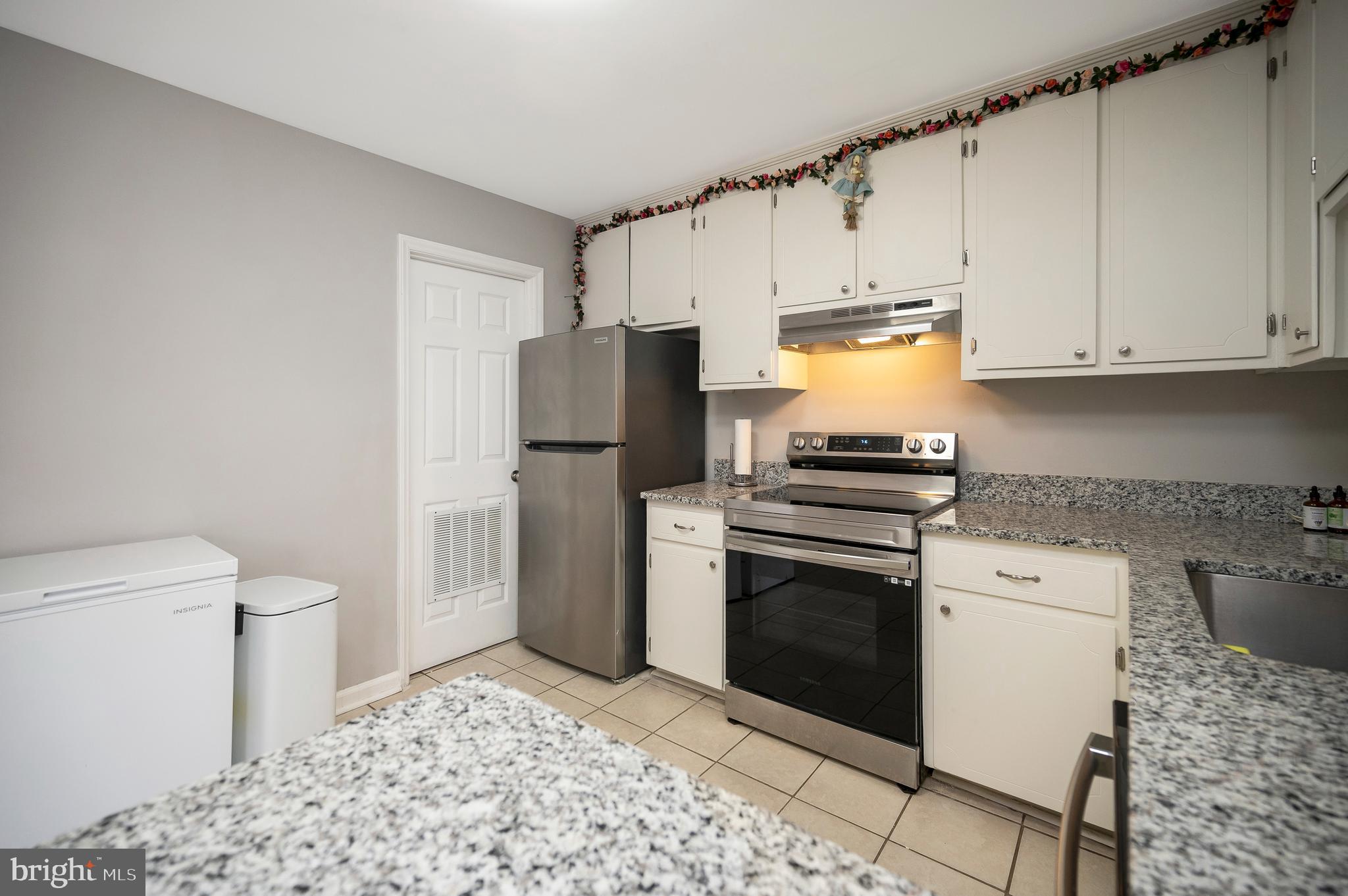 TOWN & COUNTRY TOWNHOUSES - Residential