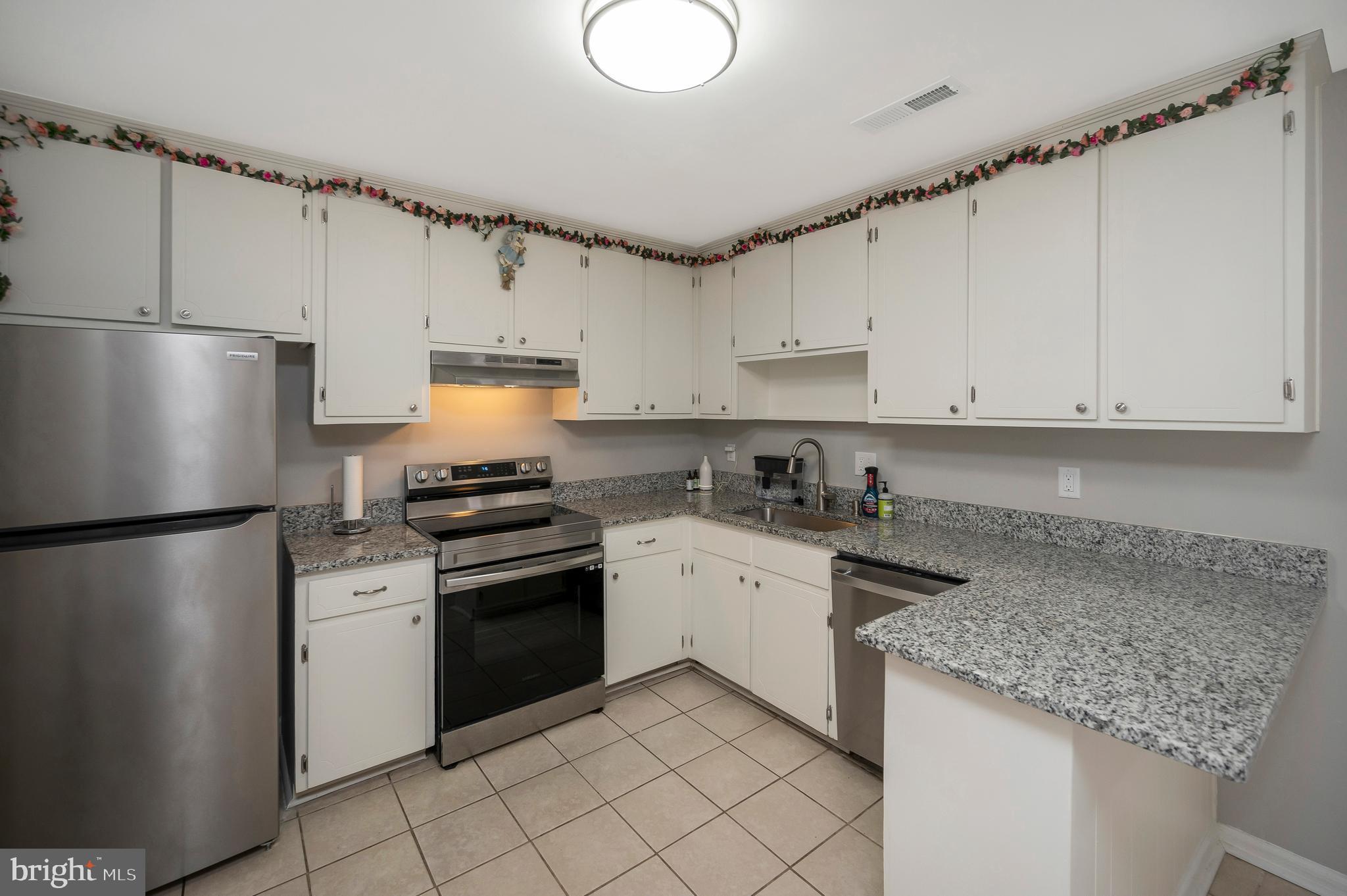 TOWN & COUNTRY TOWNHOUSES - Residential