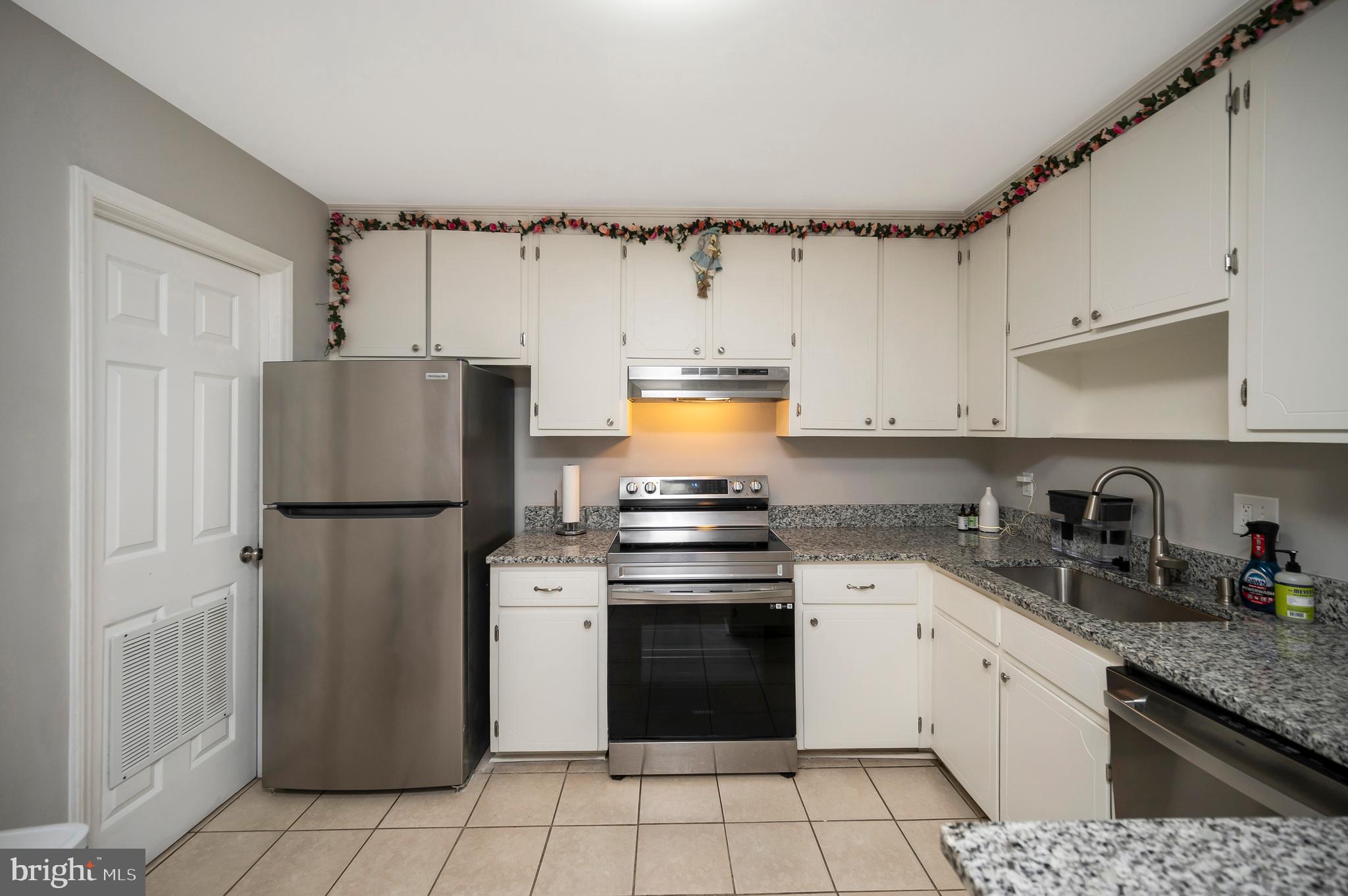 TOWN & COUNTRY TOWNHOUSES - Residential