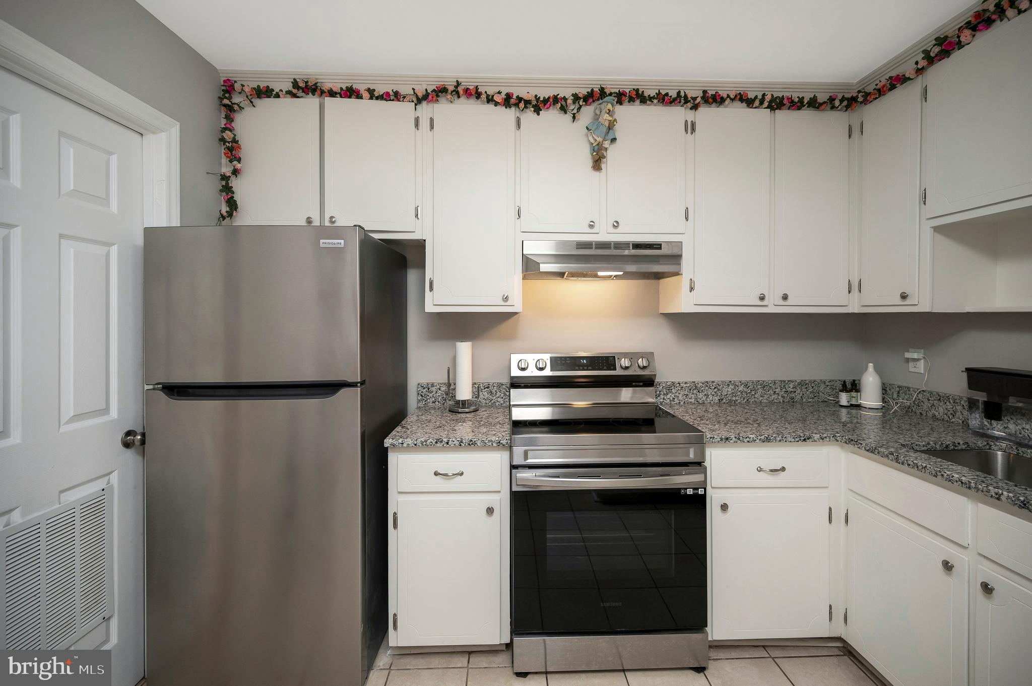 TOWN & COUNTRY TOWNHOUSES - Residential