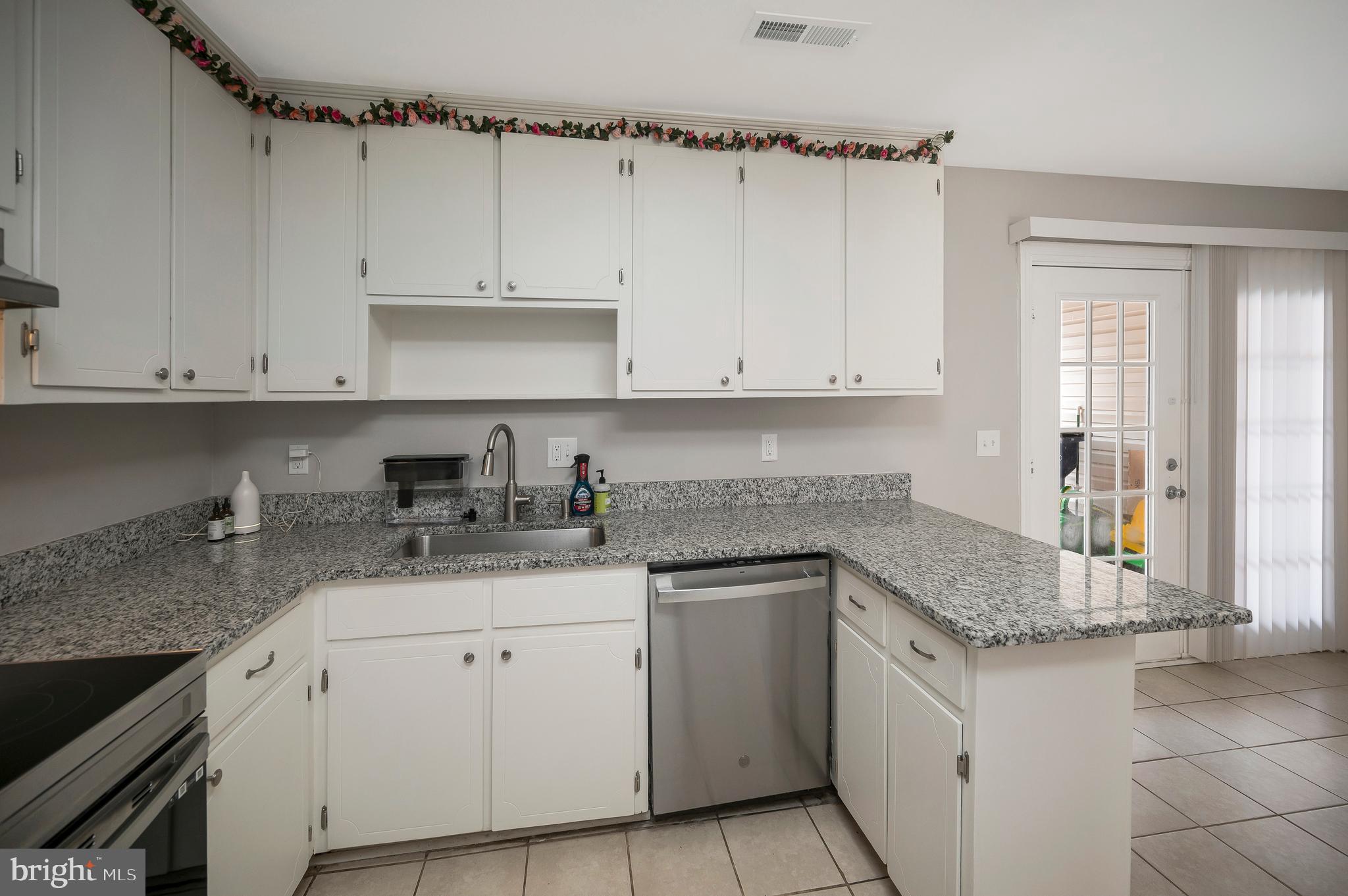 TOWN & COUNTRY TOWNHOUSES - Residential