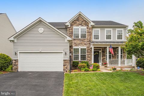 Photo of 16315 Boatswain Circle, WOODBRIDGE, VA 22191 (MLS # VAPW2118160)