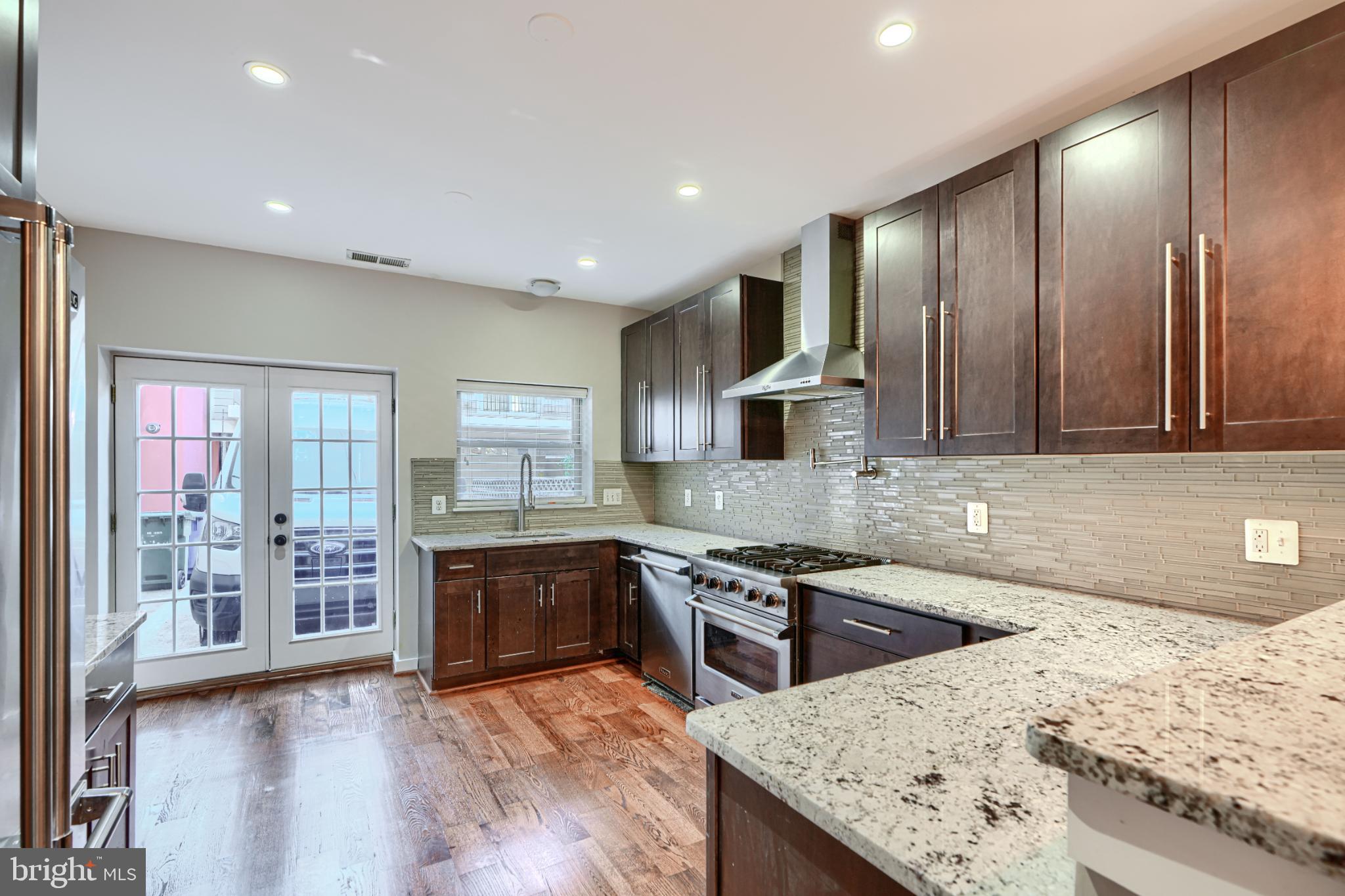 LOCUST POINT - Residential