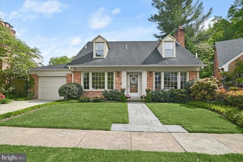 Photo of 4 Chalfont Court, Bethesda, MD 20816 (MLS # MDMC2123708)