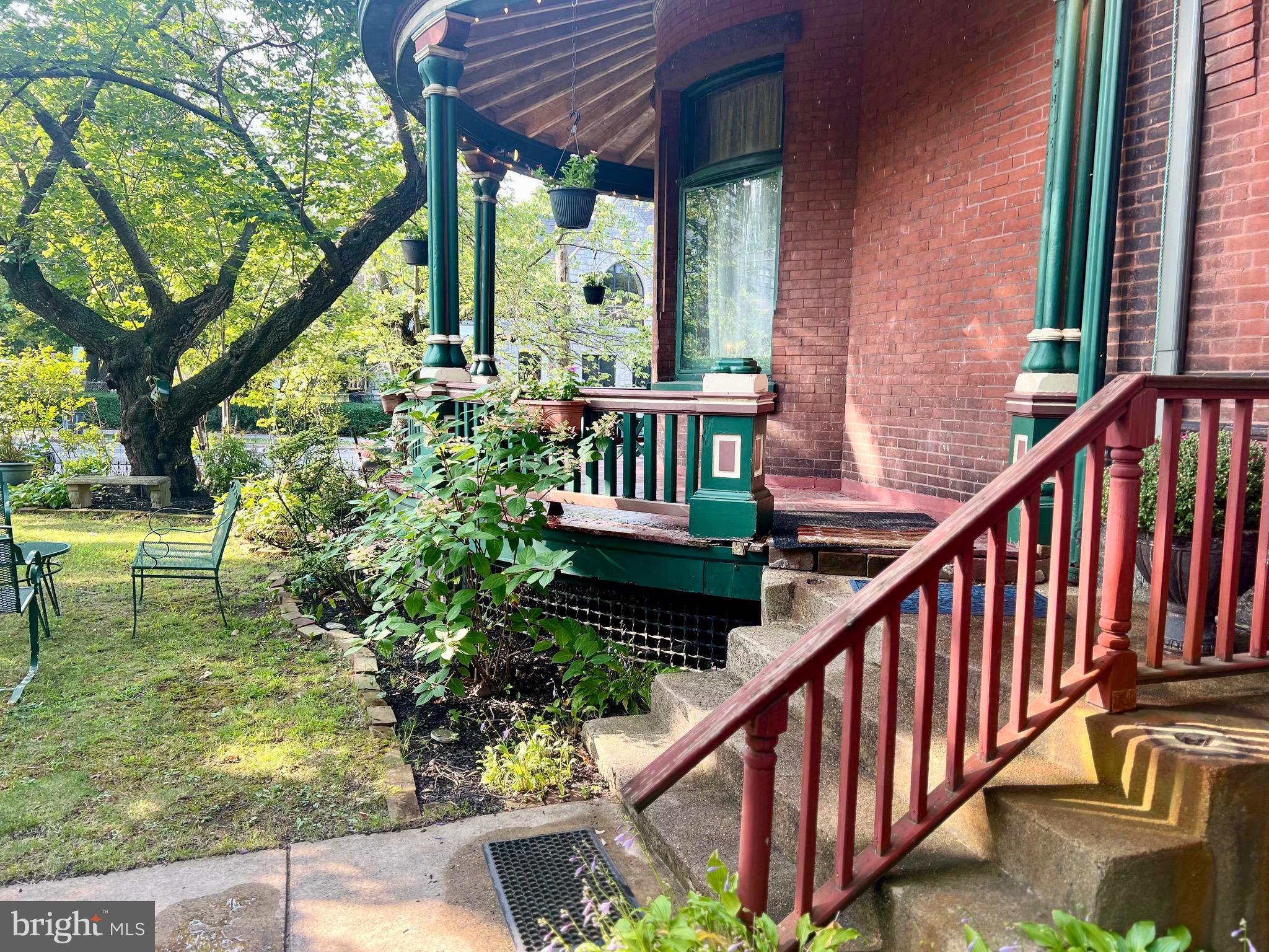 UNIVERSITY CITY - Commercial Sale