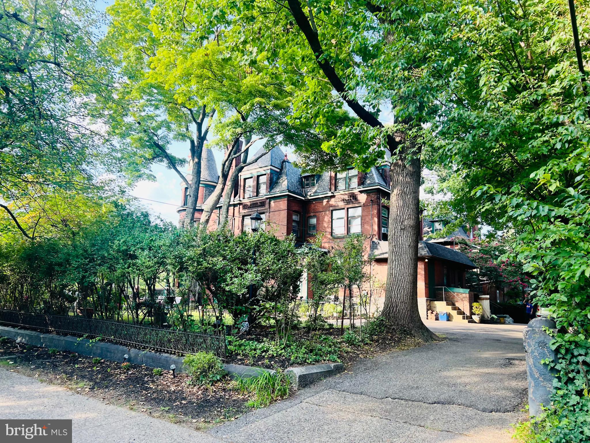 UNIVERSITY CITY - Commercial Sale