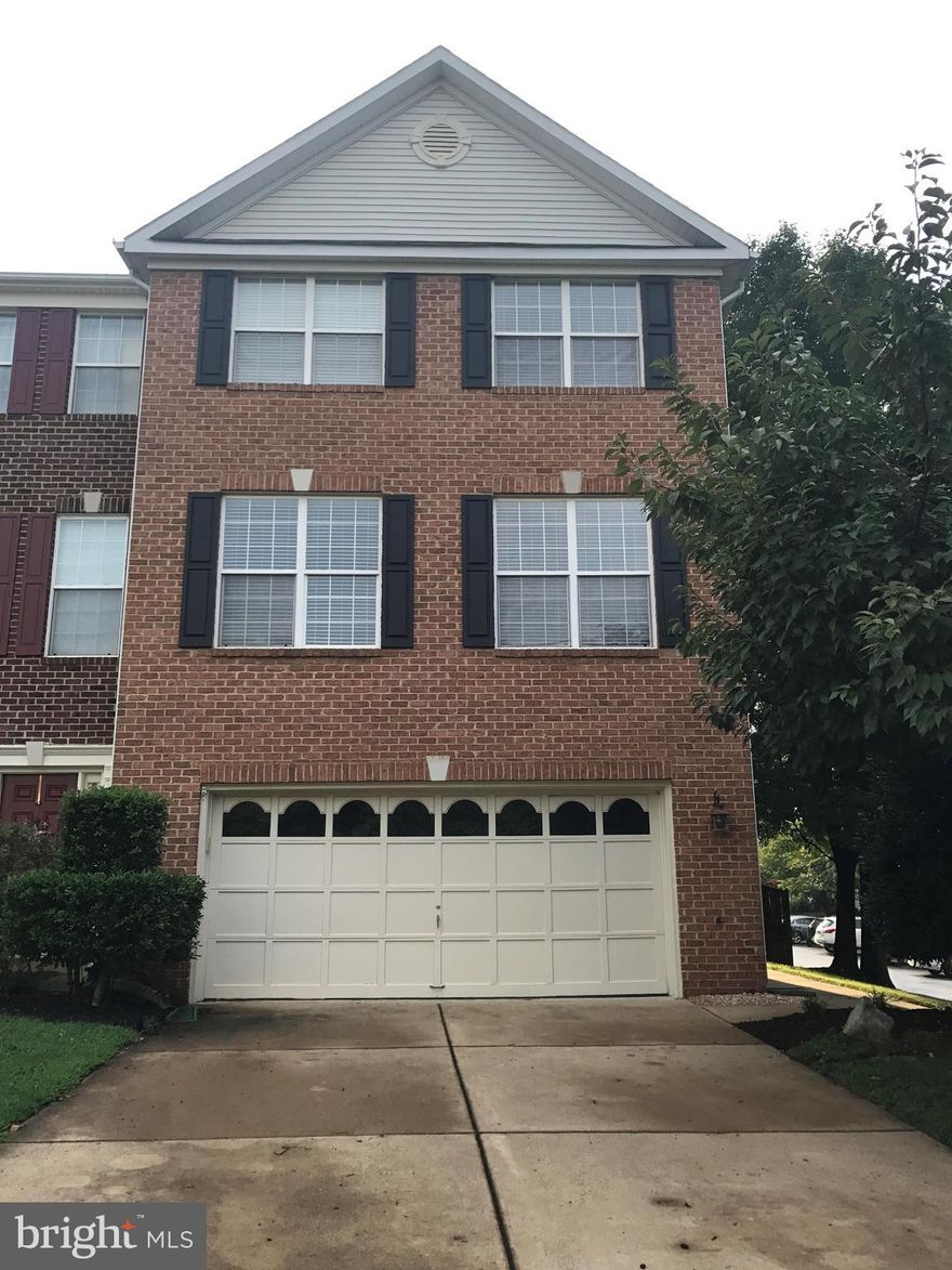 Spacious well-kept 3 Level, 3BR/2.2 Bath end unit townhome w/2 car garage*tiered deck & fenced yard*Wood floors in family room and kitchen*gourmet eat-in kitchen, granite countertops, double ovens, huge pantry and wine refrigerator*open LR/DR combo**Master Suite w/vaulted ceilings/WIC & Luxury Bath*HE front load W&D on BR level*Gas fireplace*CLOSE TO 95 and shopping*