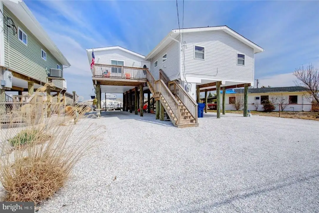 4 W Navasink Dr  