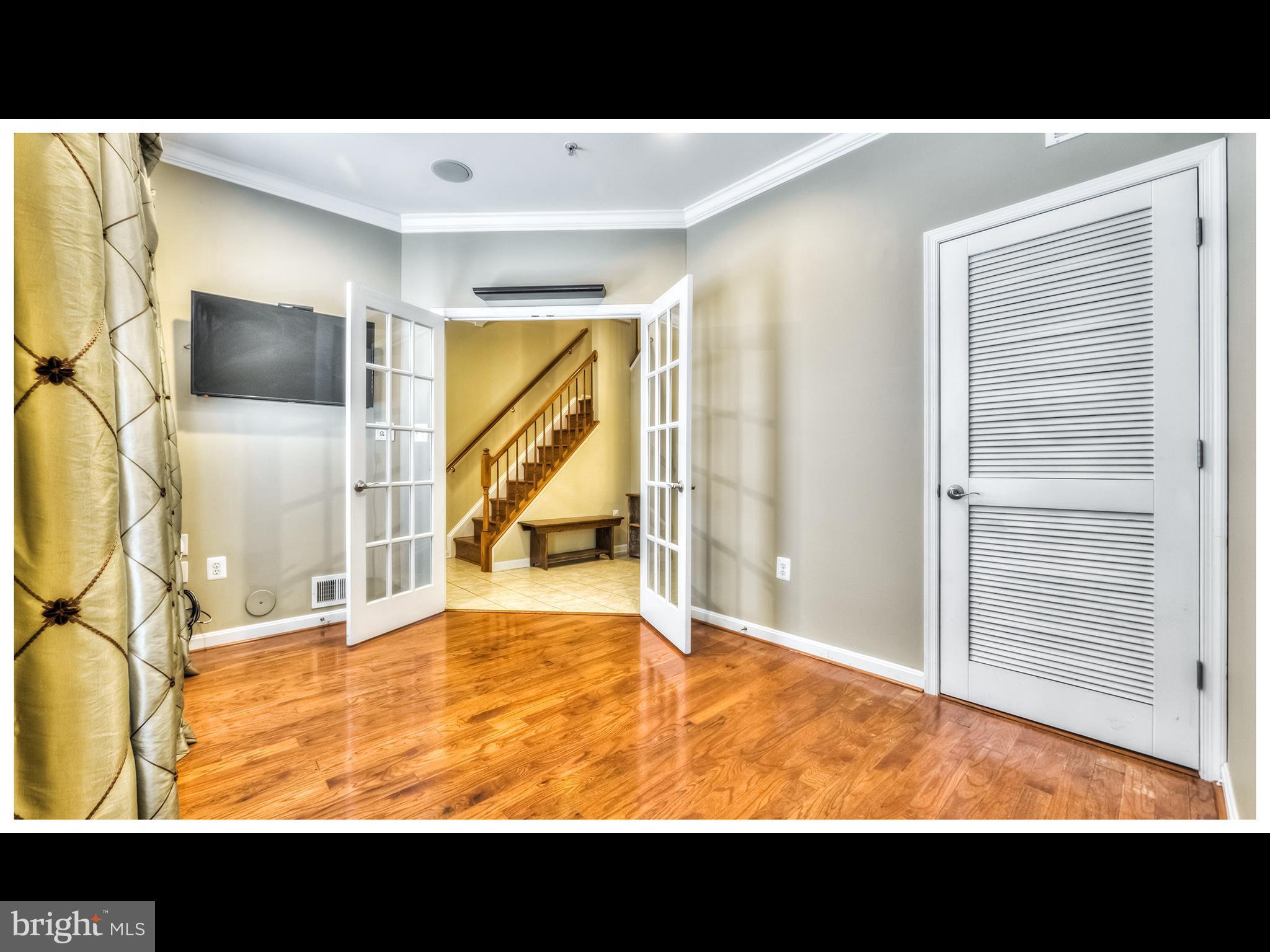 LOCUST POINT - Residential