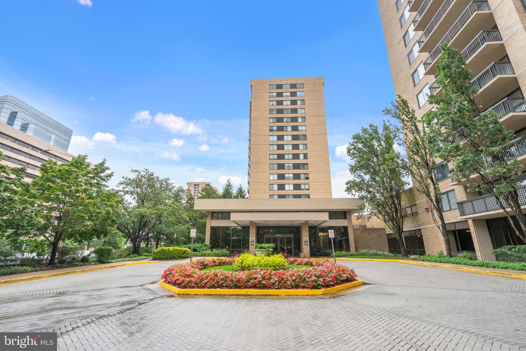 One of the most spacious 3BR 2.5 BA (1911 SQ feet) apartment with two car parks (one inside garage and another outside the building).
Freshly painted and recently updated with new kitchen countertops, new stove, new washer/dryer and porcelain floors at entrance foyer and kitchen and a new AC unit.
Walk to shopping mall, restaurants, bus stop at door. Only minutes to DC and old town. Building amenities include: a newly remodeled swimming pool, spacious rooftop party room with wrap-around windows that take advantage of the gorgeous views, billiard room, exercise room featuring excellent quality cardio and weight-bearing equipment, sundeck, and an adjacent pleasant picnic area are included. The condo is centrally located with easy access to Rt. 7, 395, Washington, D.C. (7 miles or 10-minute drive), Tyson's Mall (about 7 miles), Shirlington, Pentagon City, and Crystal City 5 miles (less than 10 min drive) to Amazon HQ2. Walking distance to several bus stops, Target, Giant, Shops, and Restaurants.