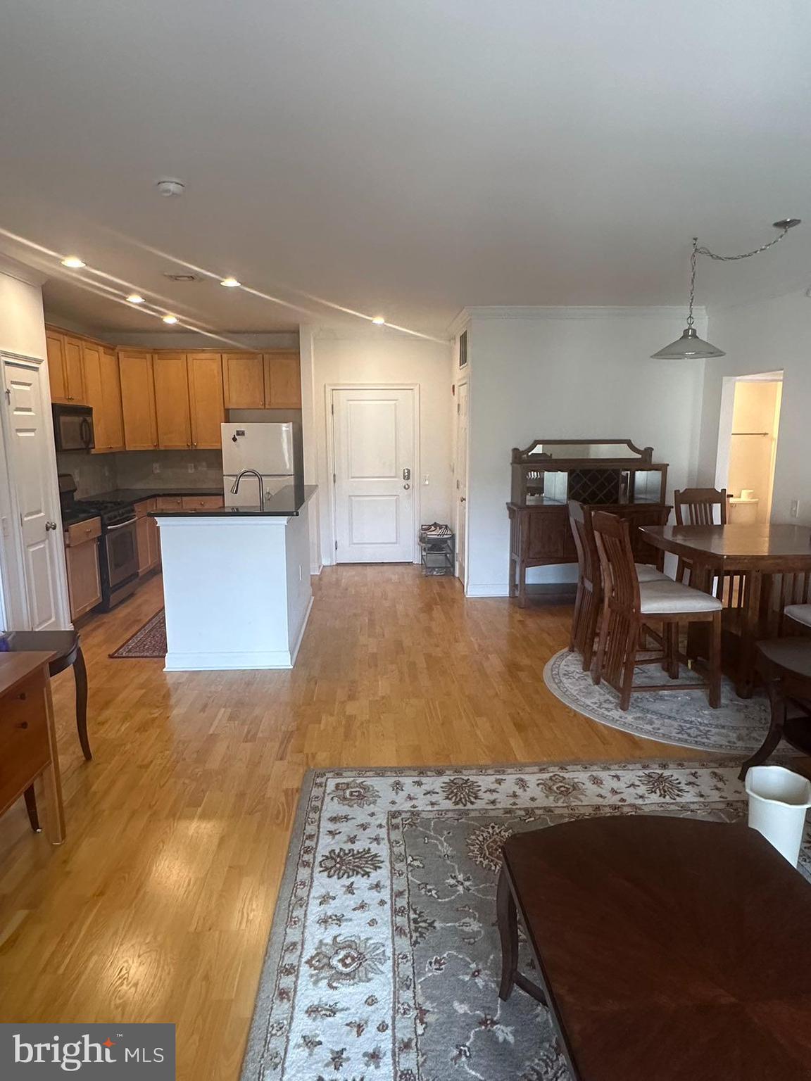 Bright top floor 2 bedroom, 2 bath home with assigned parking in Naval Square. All conveniently located just a short walk away from University City/CHOP/HUP, some of the city's best restaurants, shopping and recreation in Graduate Hospital, Rittenhouse Square. Gated community for extra safety in the city.