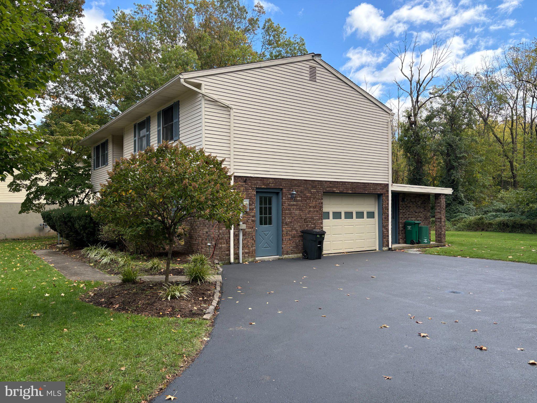 1376 WOODCREST DRIVE
