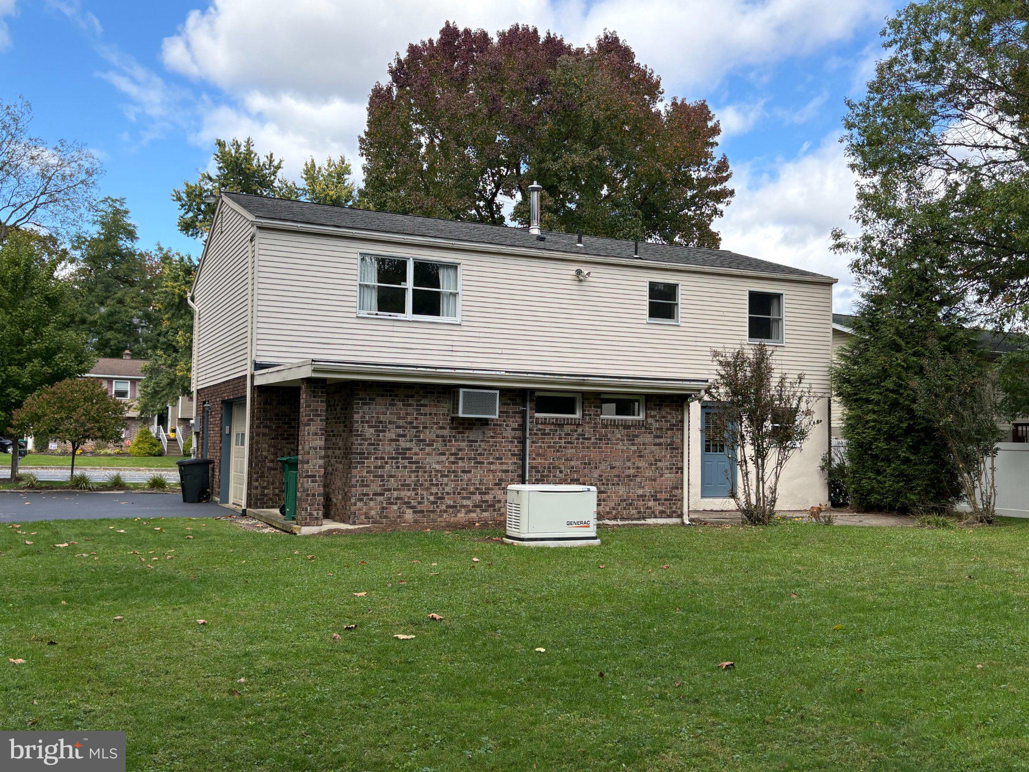 1376 WOODCREST DRIVE