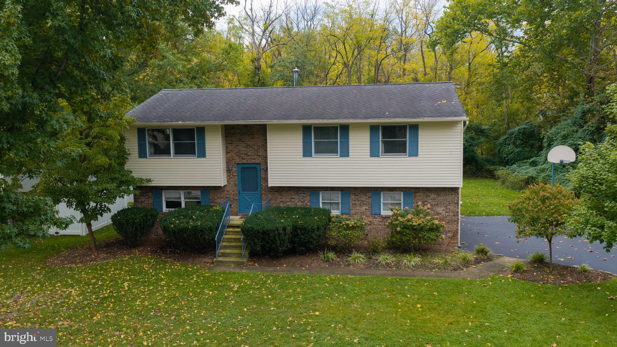 1376 WOODCREST DRIVE