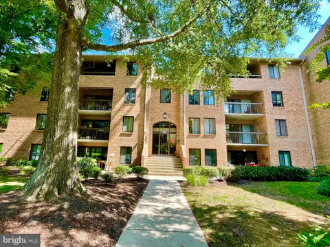 5811 Edson Lane Unit 104, Rockville, MD MLS: MDMC2179864