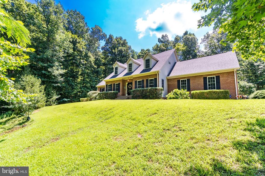 GE cafe' French door oven. Huge fridge with a Keurig on the door. Gas cooktop w/ disappearing vent system. Soft close Wolfe cabinets. FiOS(rare for area). 1st fl laundry and Mstr w/ 2 wi closets and a 3rd shoe closet! 9ft ceilings.Fin Bsmt w/ full bath & oak wet bar. RV pad. 2 car attch &3 car det shop/garage w/ fin 2nd lvl. 4 mi to VRE. Hrdwd on main/upper. Outdoor kit w/ built in grill & fridge.