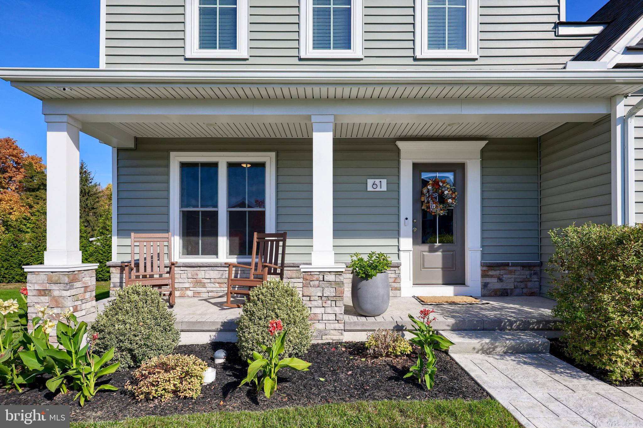 LAKESIDE VILLAS - Residential