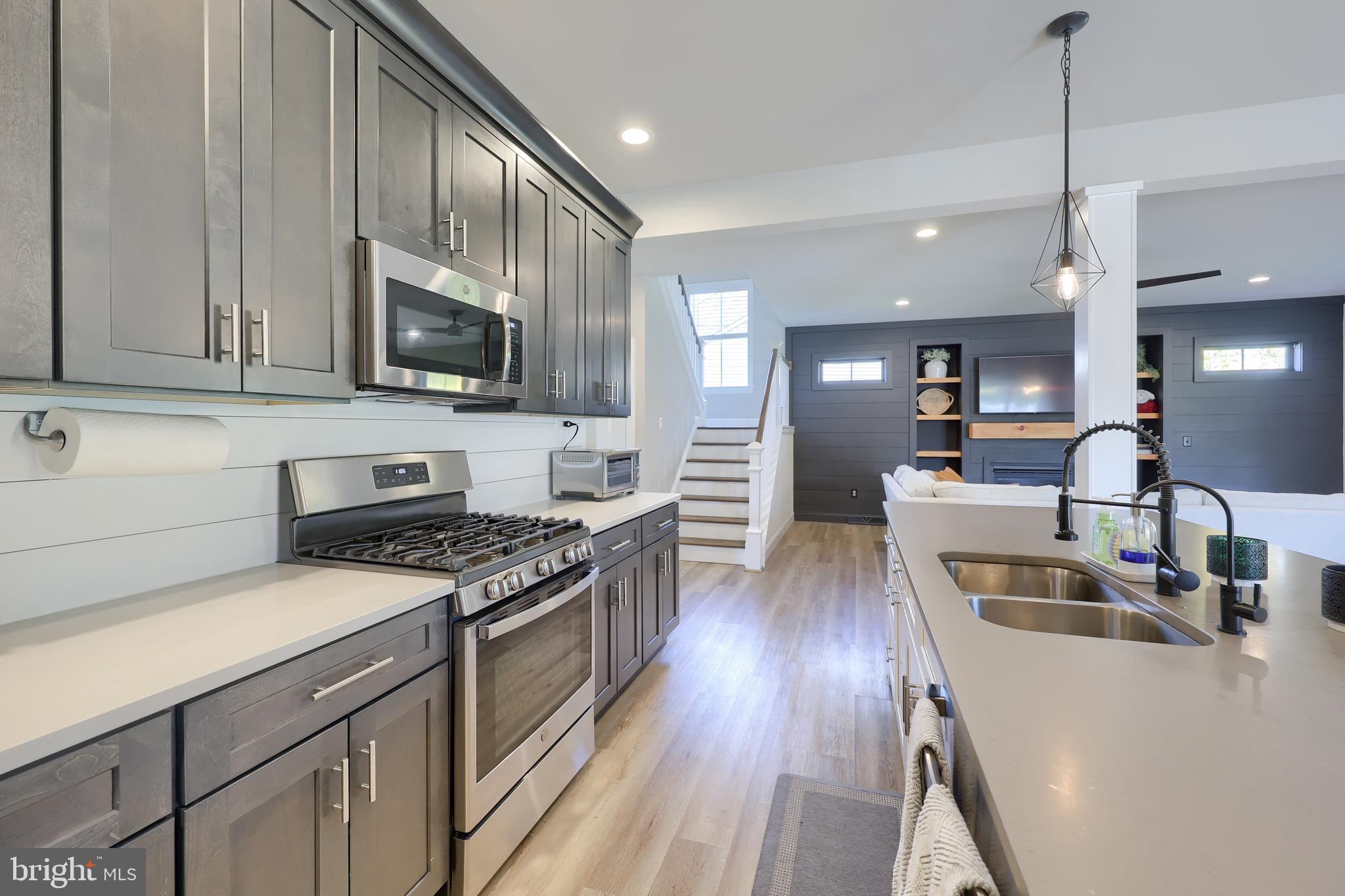 LAKESIDE VILLAS - Residential