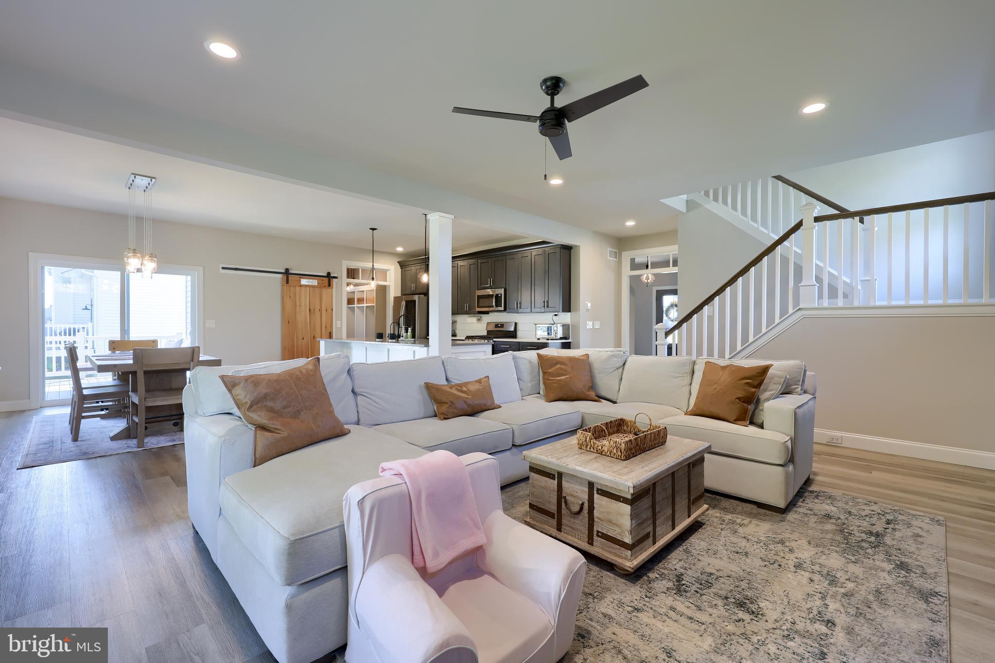 LAKESIDE VILLAS - Residential