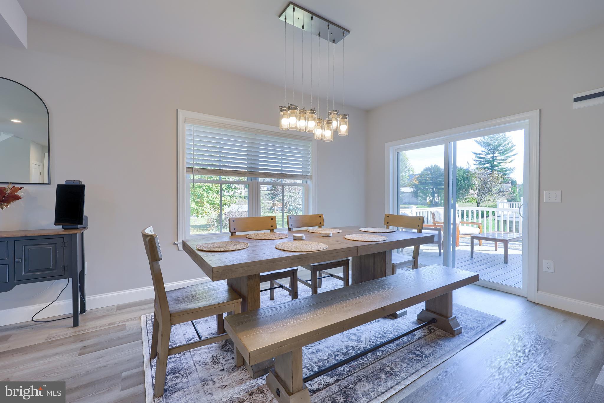 LAKESIDE VILLAS - Residential