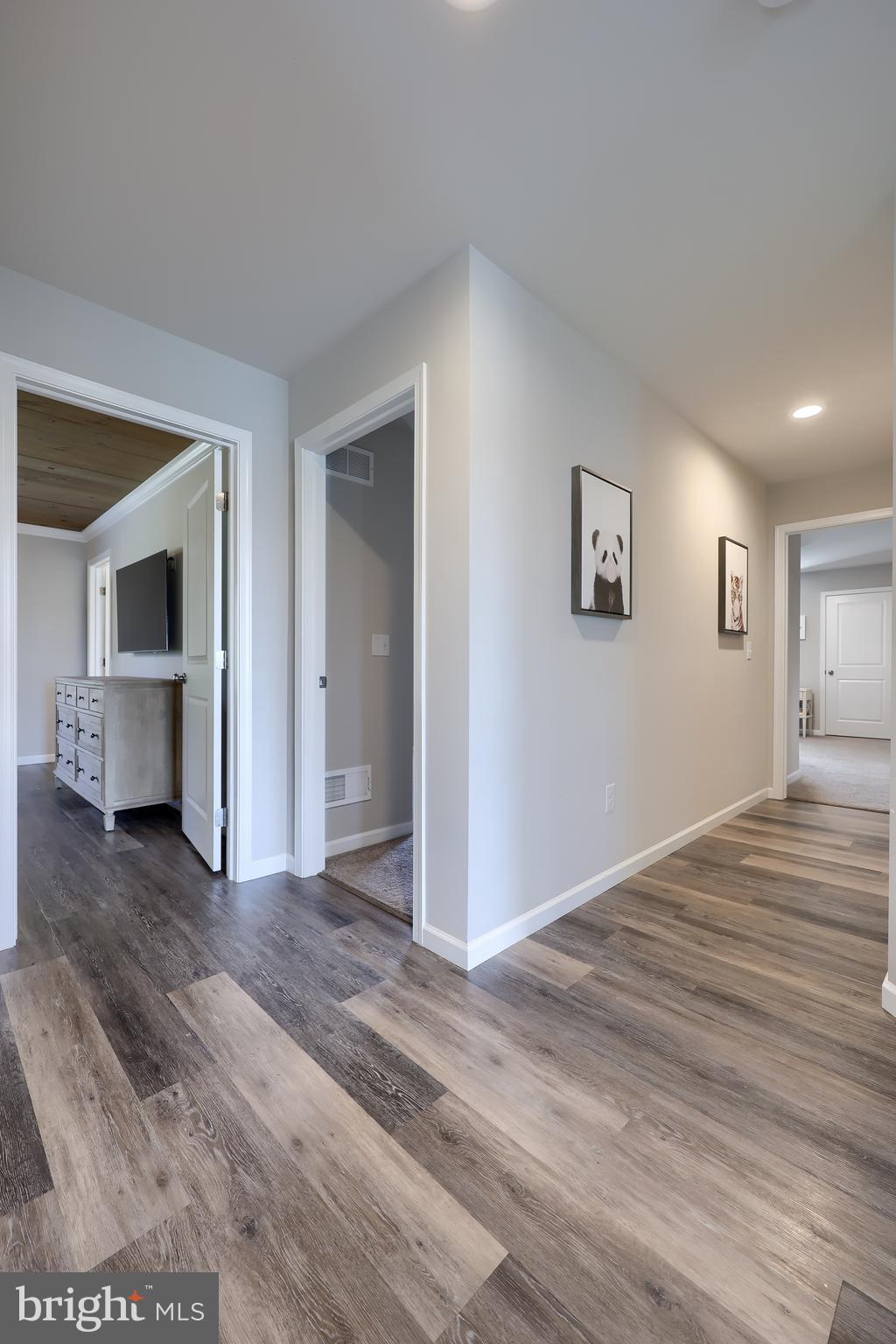 LAKESIDE VILLAS - Residential