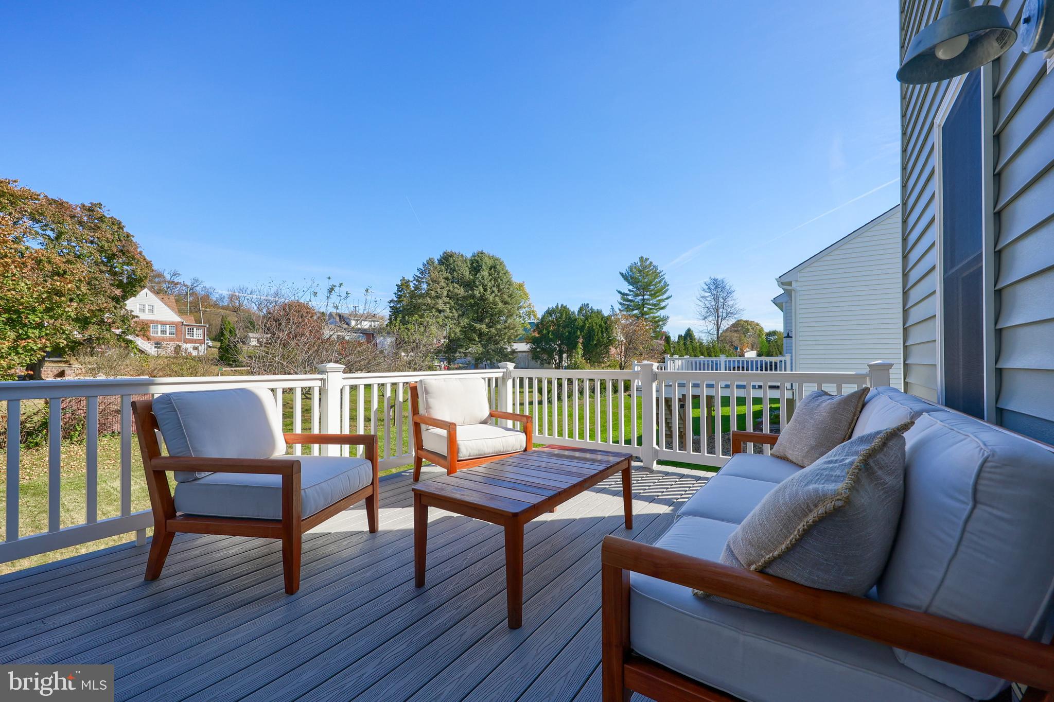 LAKESIDE VILLAS - Residential