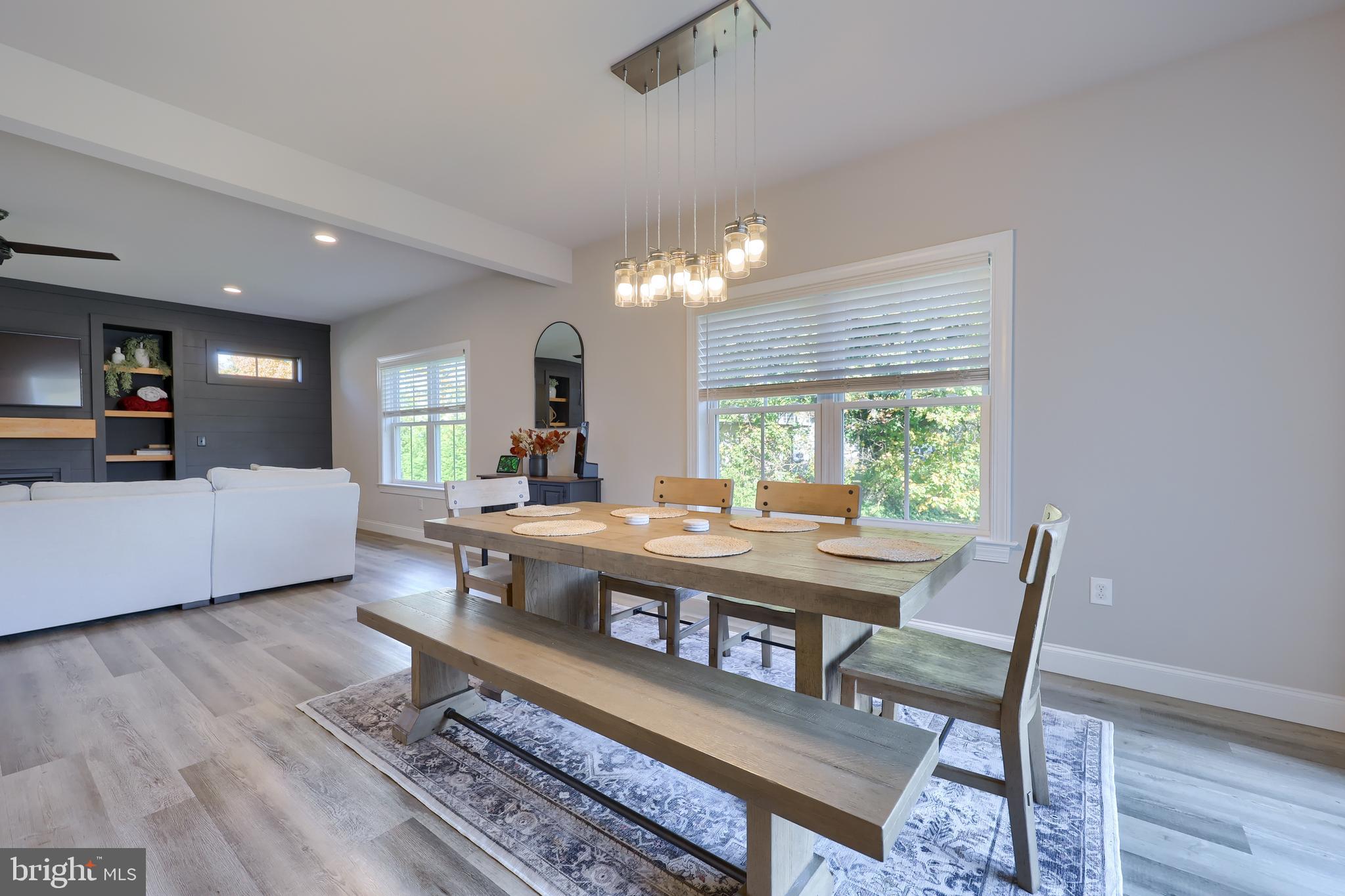 LAKESIDE VILLAS - Residential