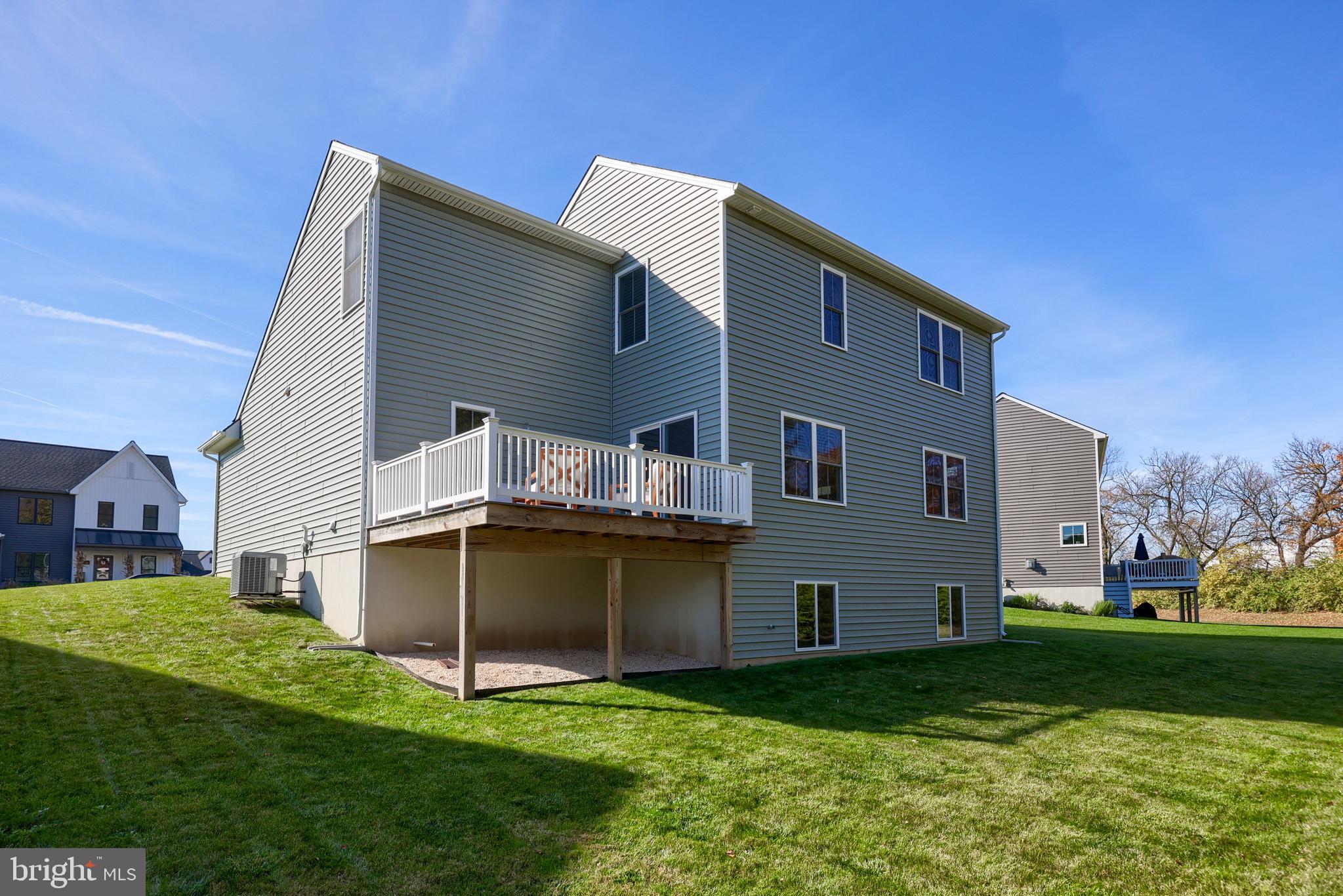 LAKESIDE VILLAS - Residential