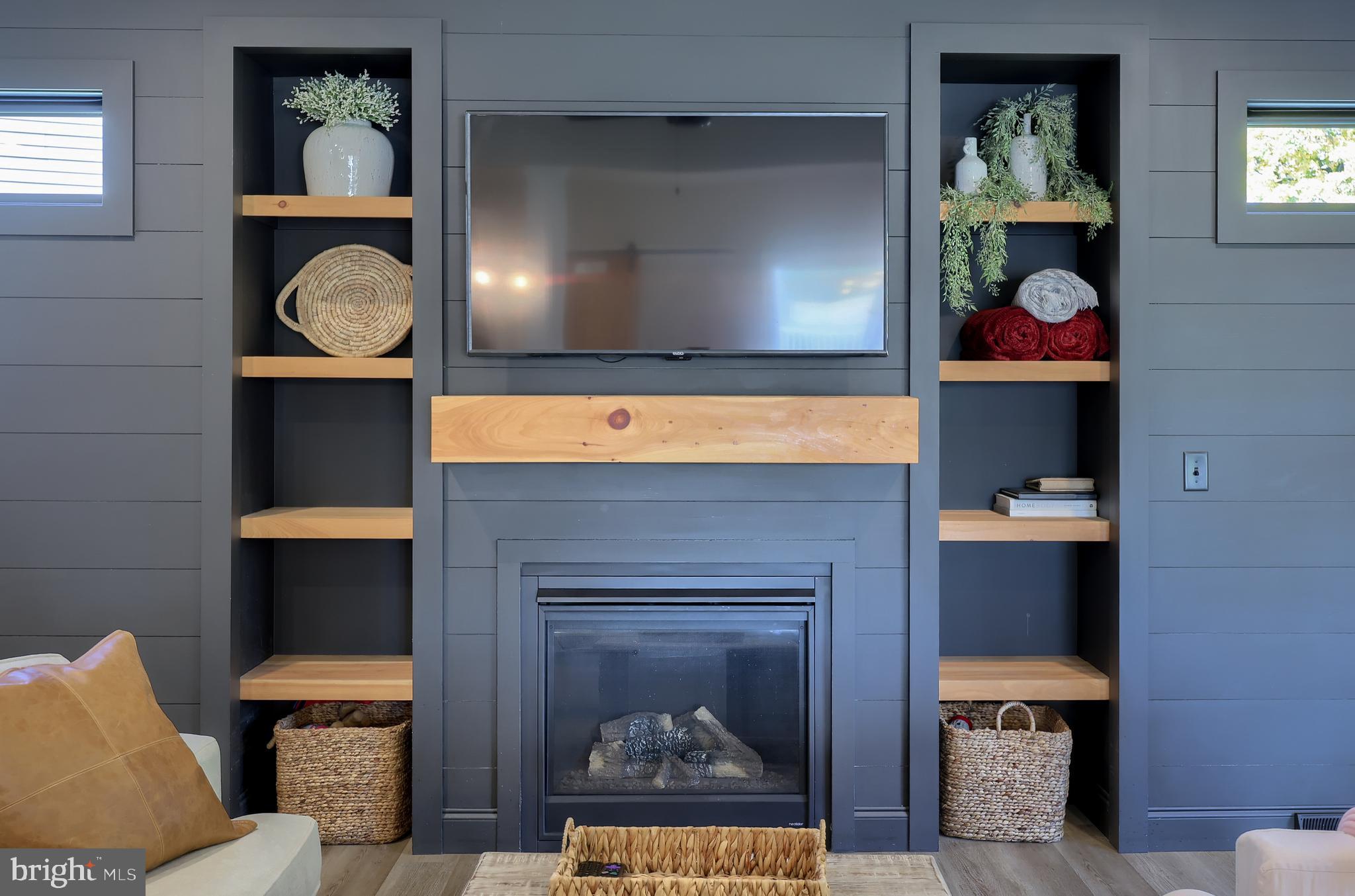 LAKESIDE VILLAS - Residential