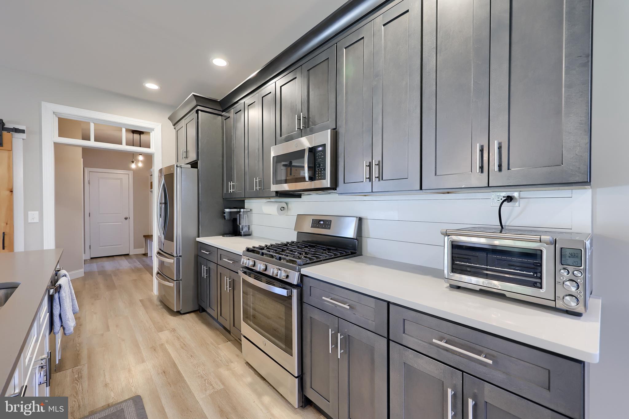 LAKESIDE VILLAS - Residential