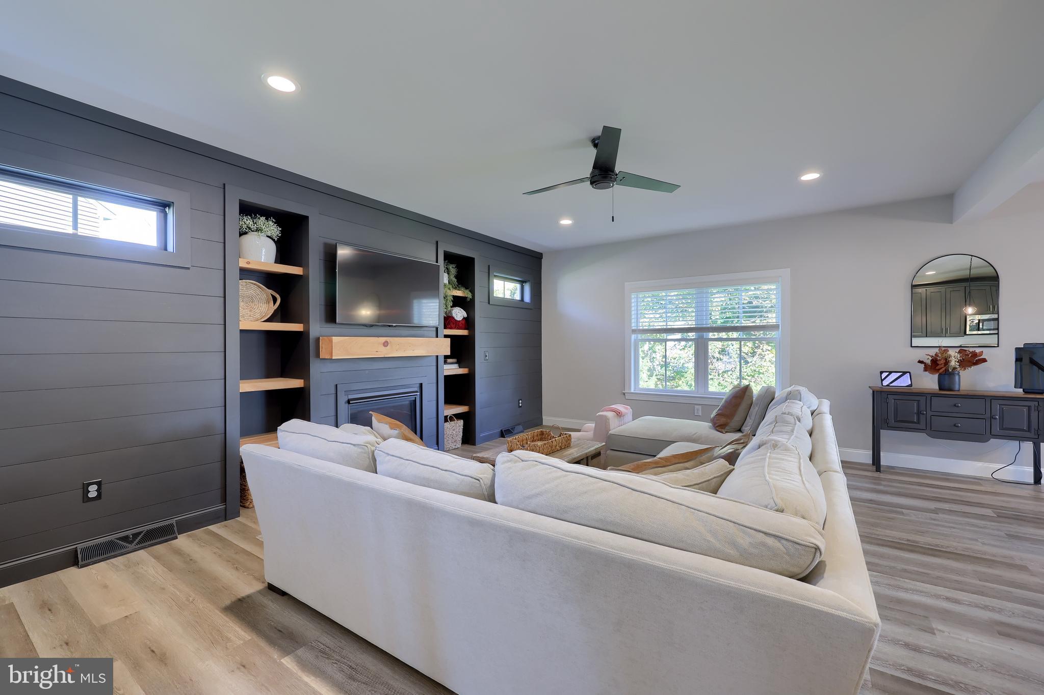 LAKESIDE VILLAS - Residential