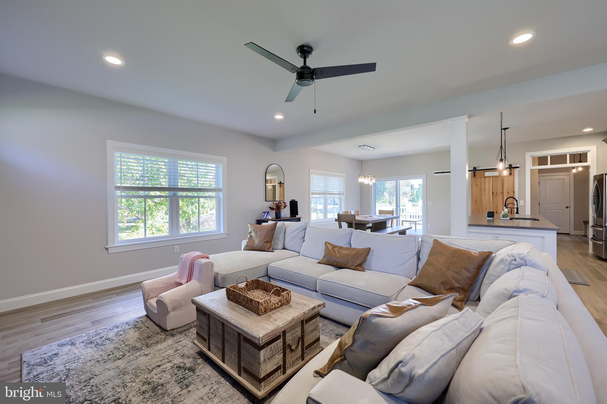 LAKESIDE VILLAS - Residential