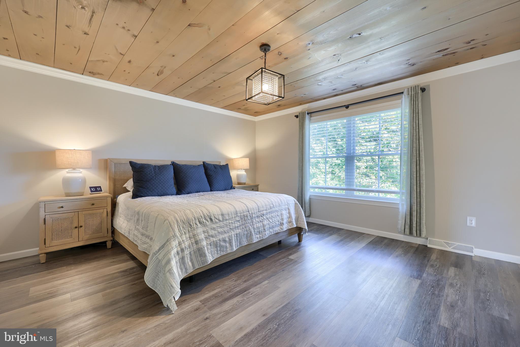 LAKESIDE VILLAS - Residential