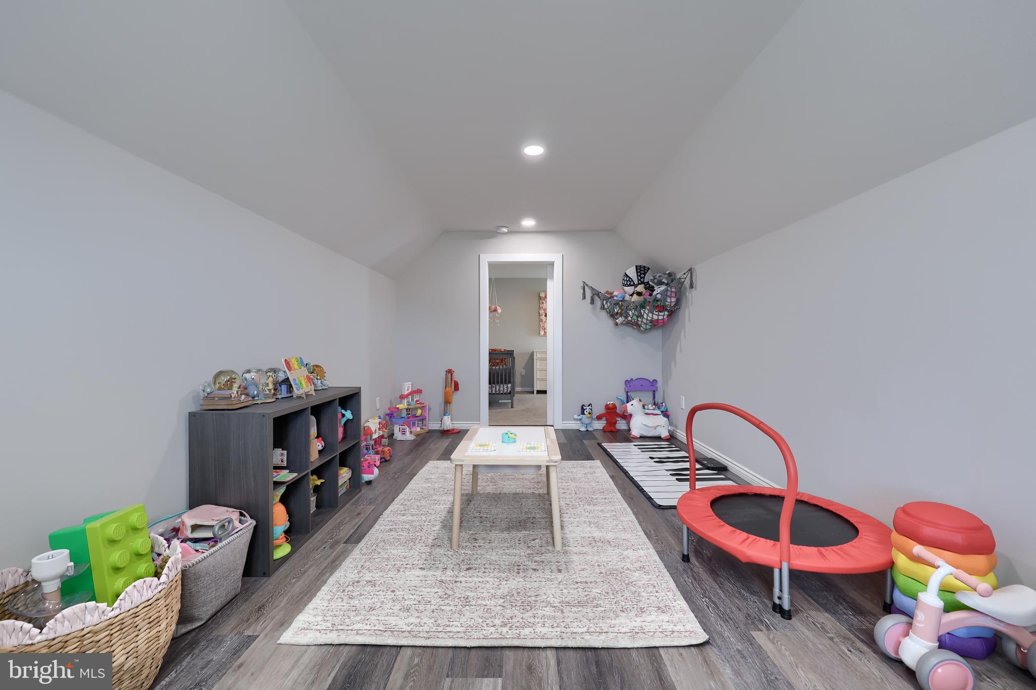 LAKESIDE VILLAS - Residential