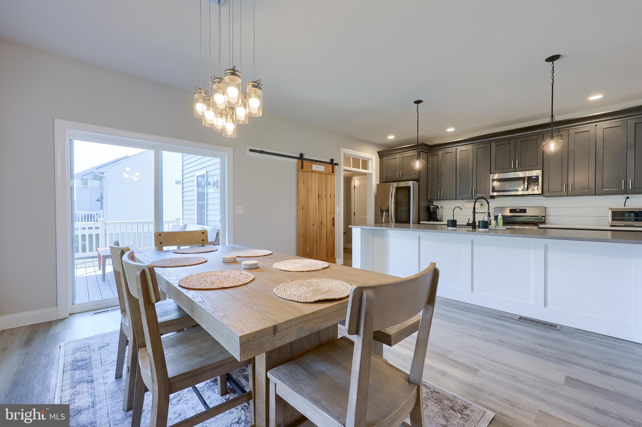 LAKESIDE VILLAS - Residential