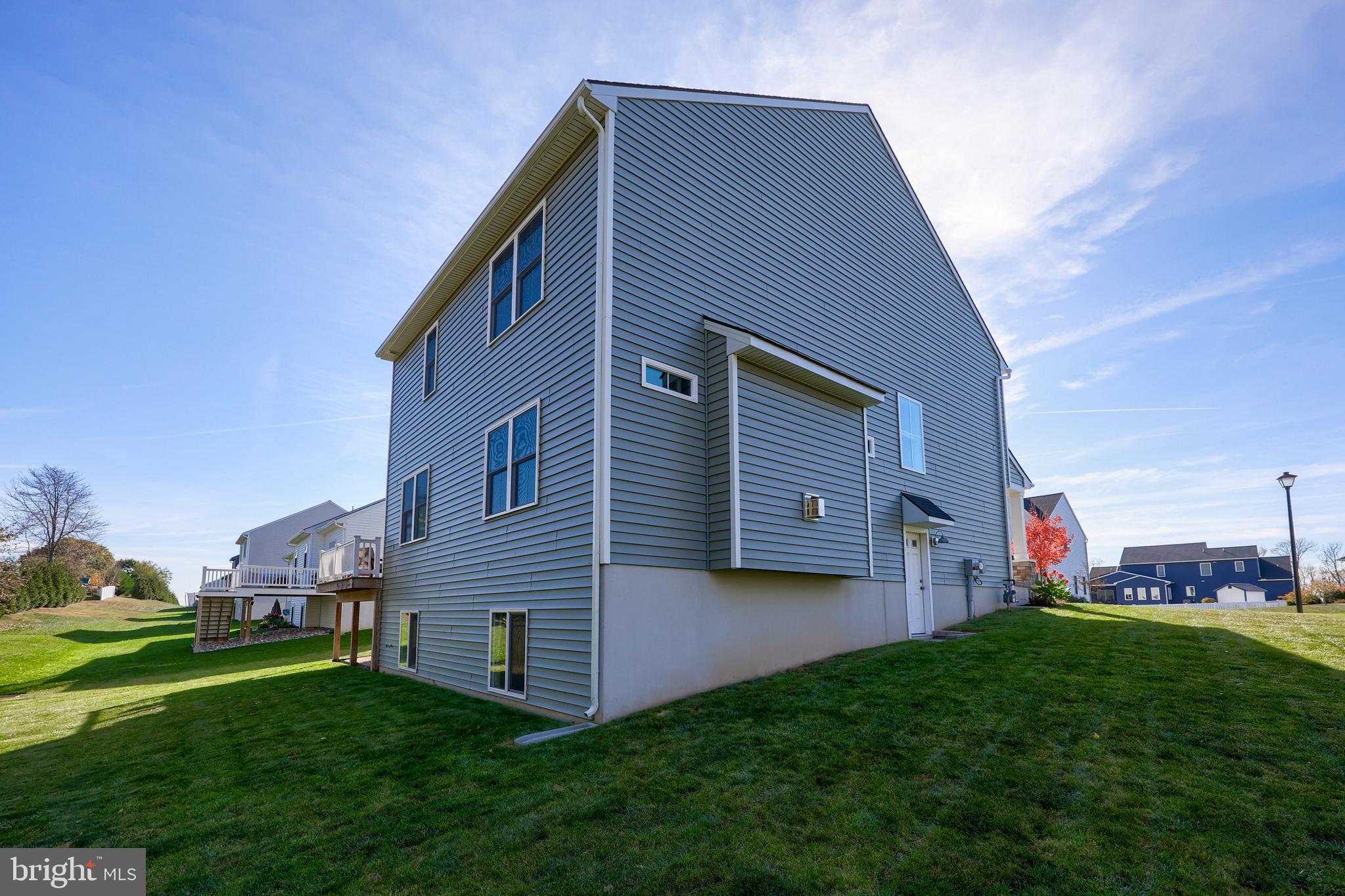 LAKESIDE VILLAS - Residential