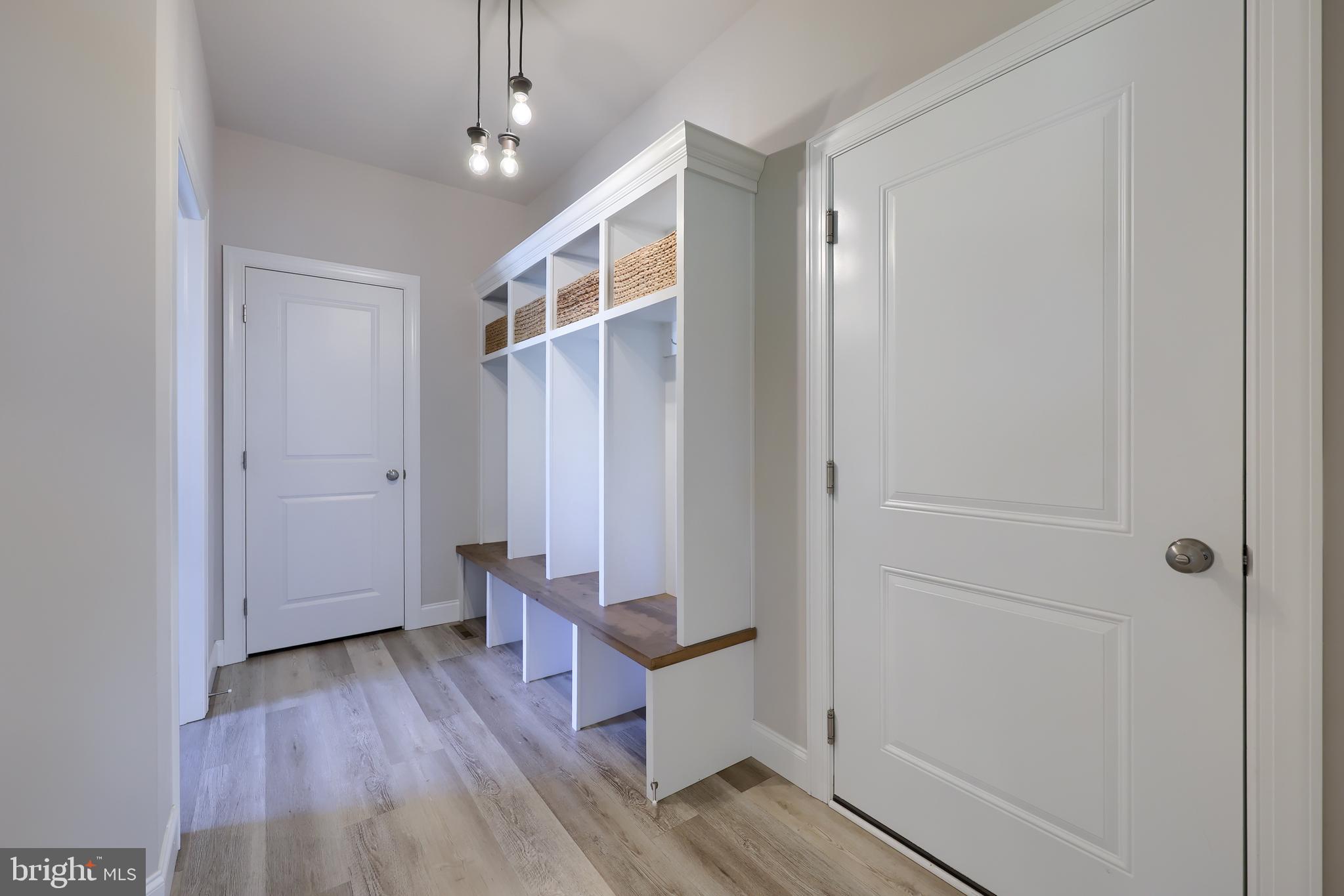 LAKESIDE VILLAS - Residential