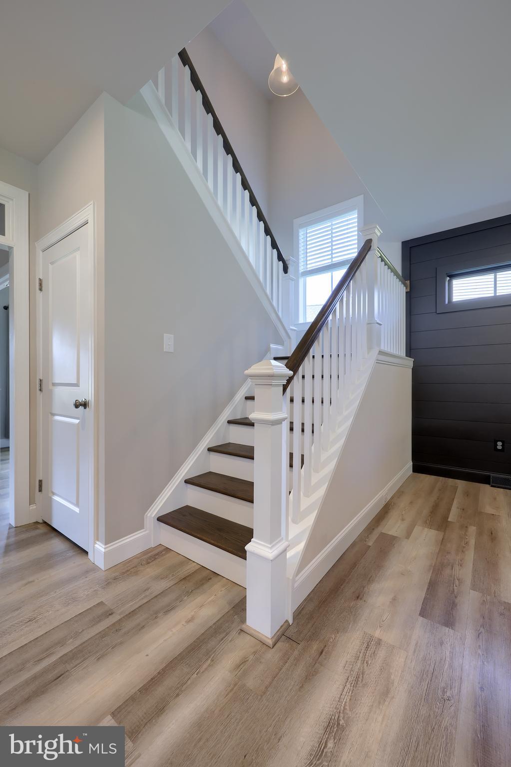 LAKESIDE VILLAS - Residential