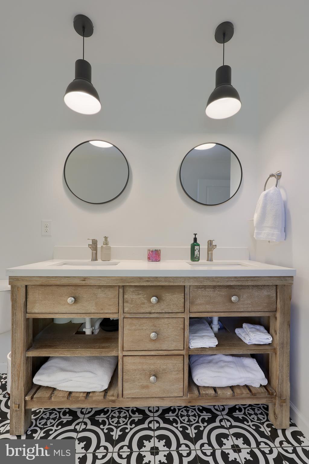 LAKESIDE VILLAS - Residential