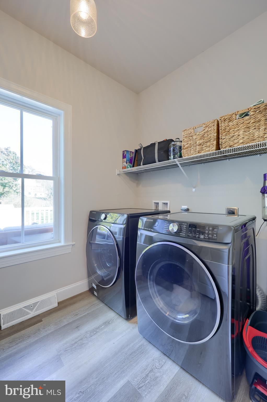 LAKESIDE VILLAS - Residential