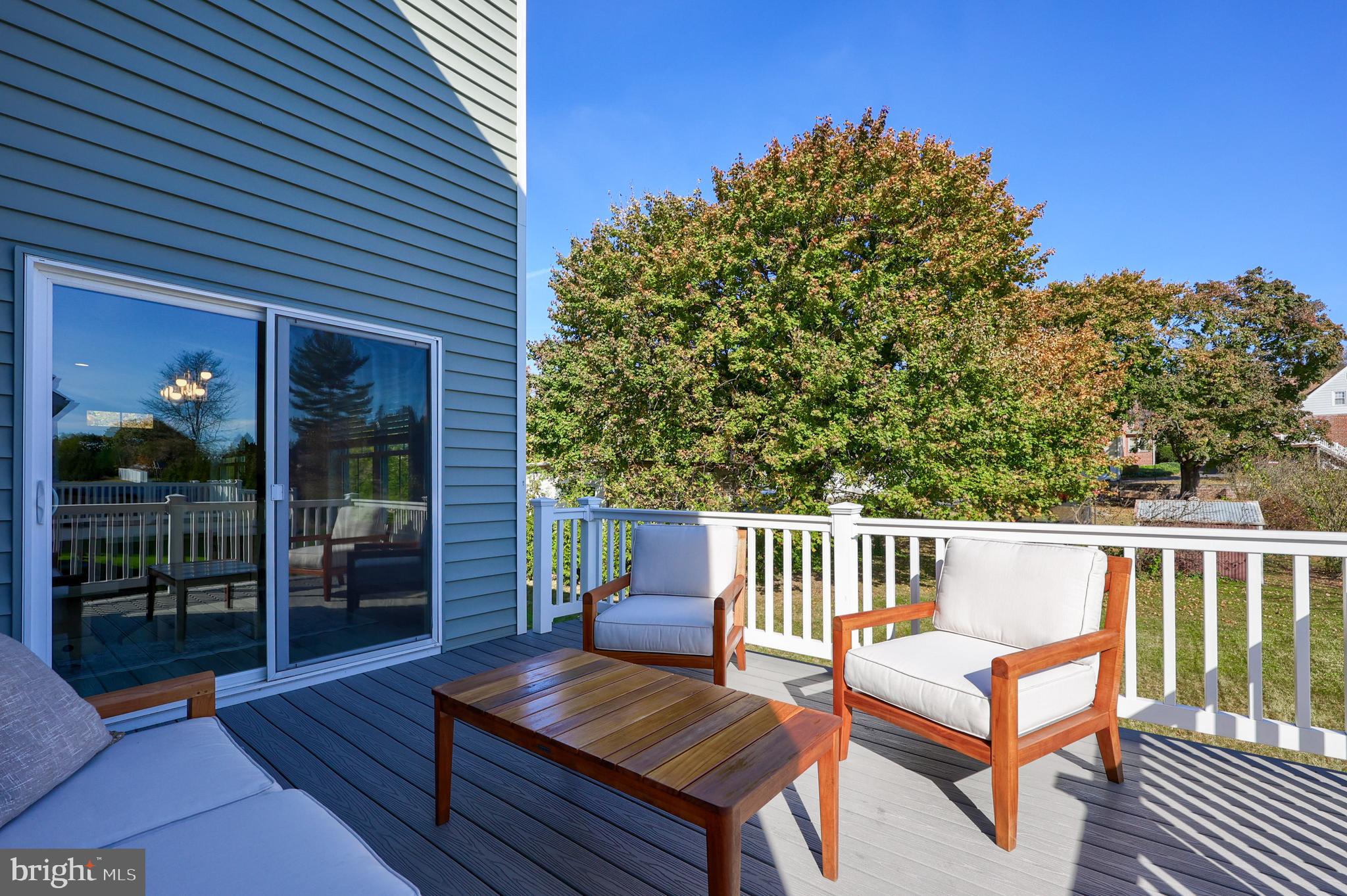 LAKESIDE VILLAS - Residential