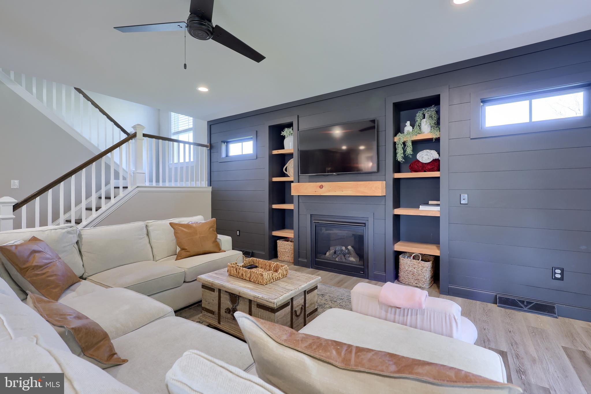 LAKESIDE VILLAS - Residential