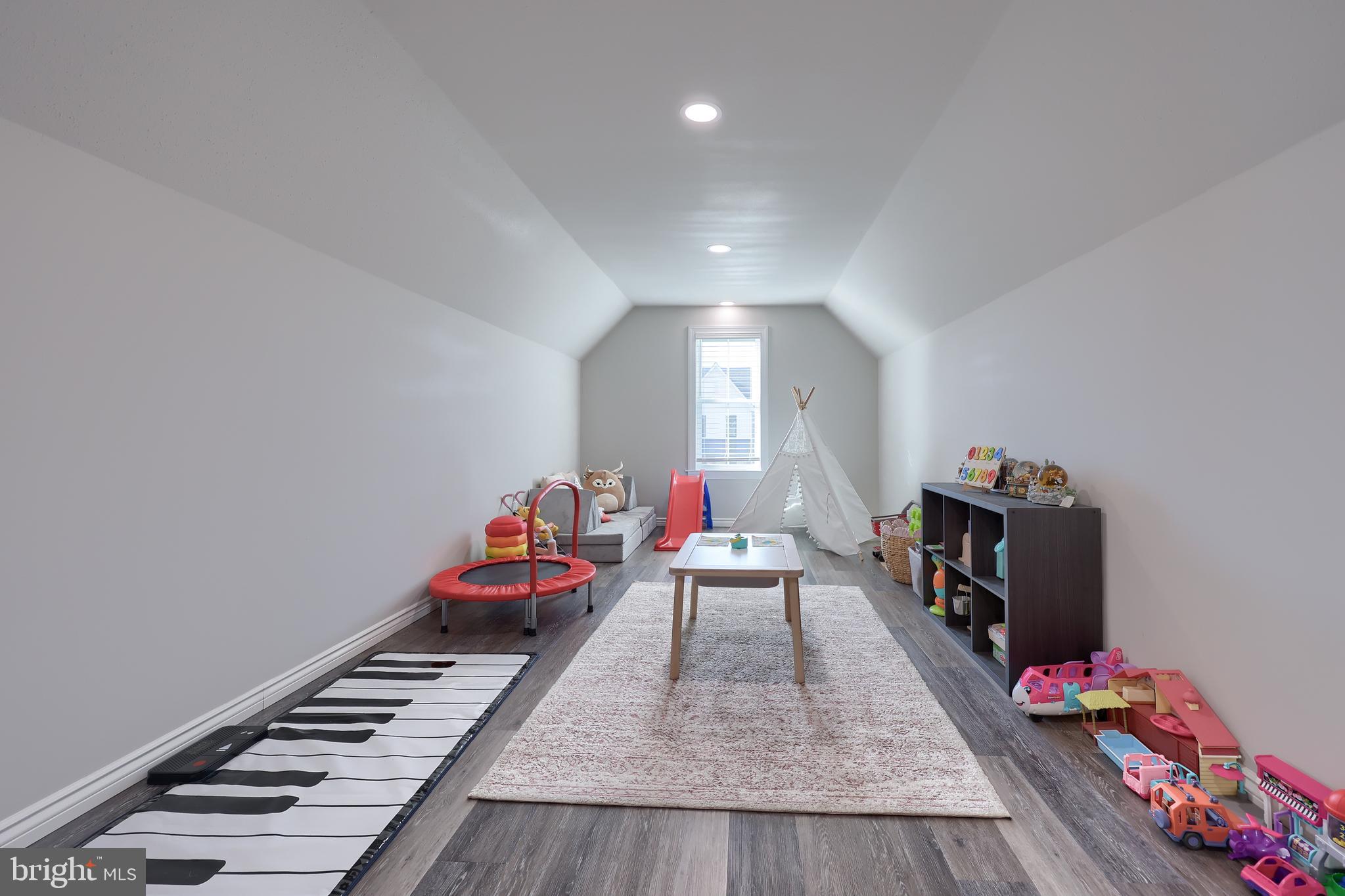 LAKESIDE VILLAS - Residential